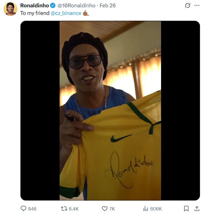 Ronaldinho signs jersey for CZ