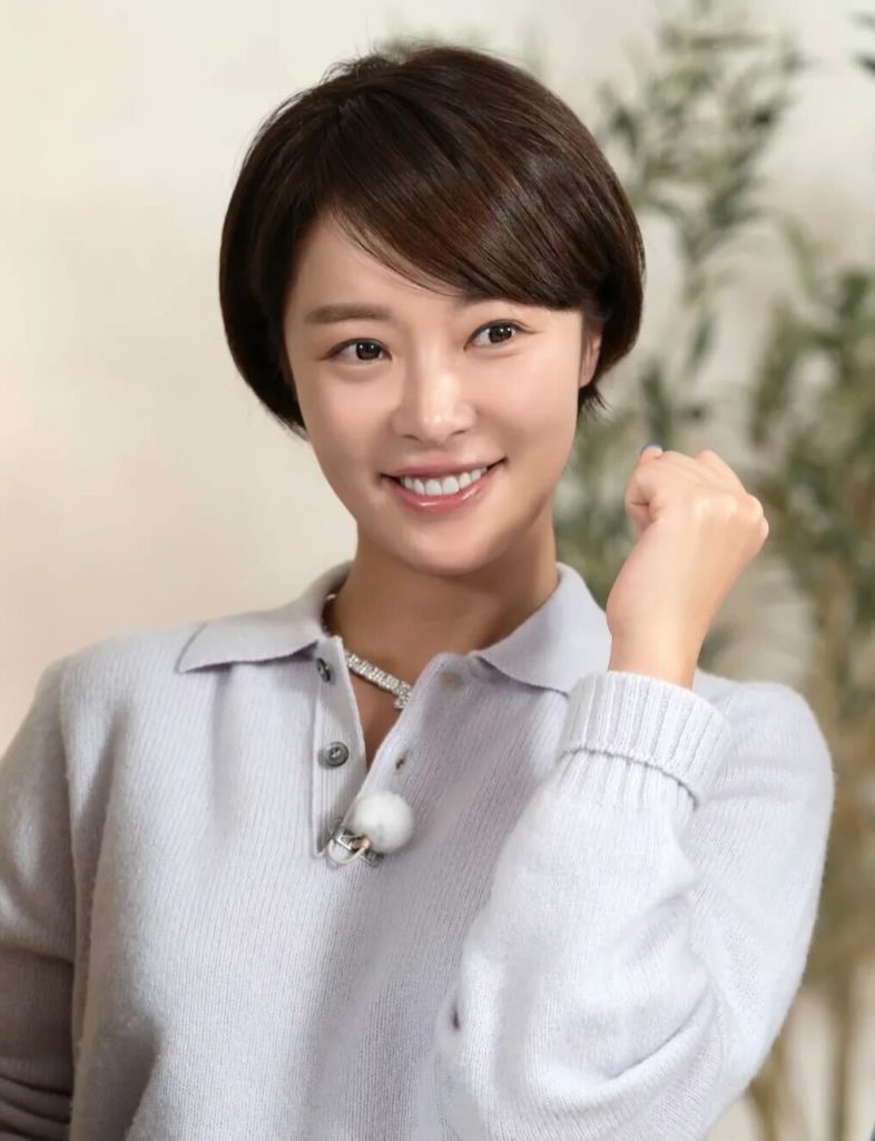 K-pop idol and actress Hwang Jung-eum raises fist