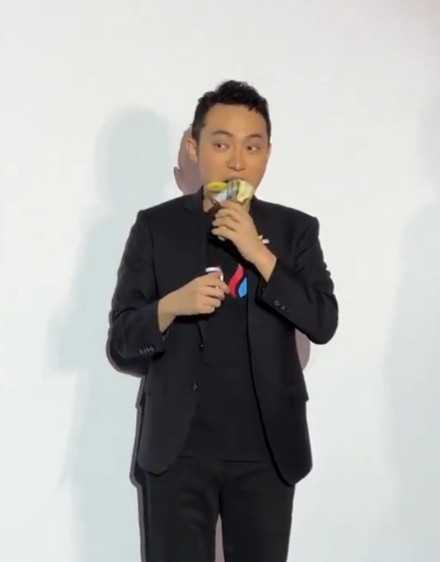Justin Sun eats banana